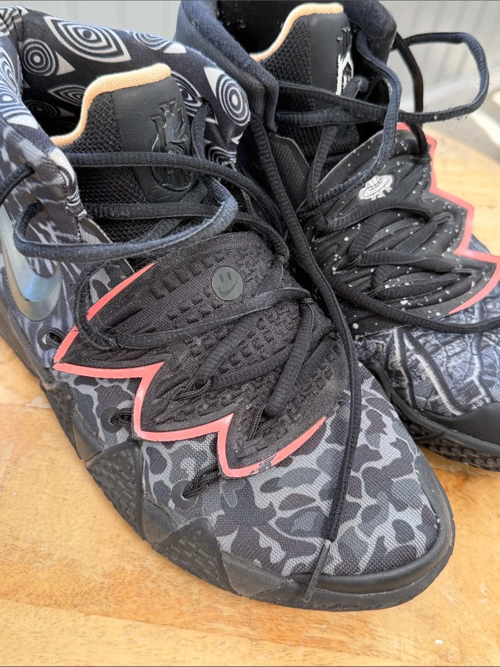 Nike Kyrie Hybrid S2 Iconic Style Basketball Shoes